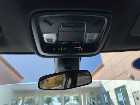 Used 2022 Chevrolet Traverse LT image 16