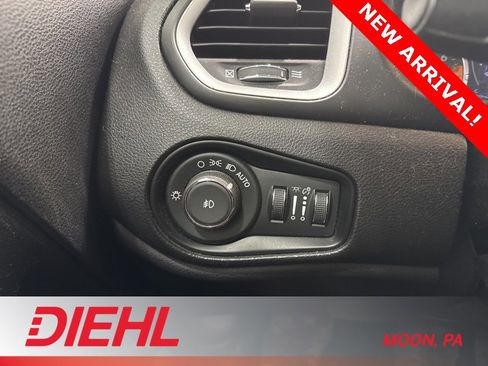 Used 2018 Jeep Renegade Latitude w/ Cold Weather Group image 20