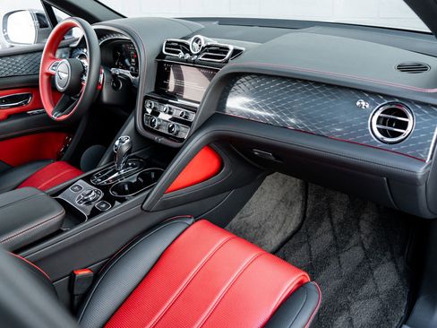 Used 2022 Bentley Bentayga image 2