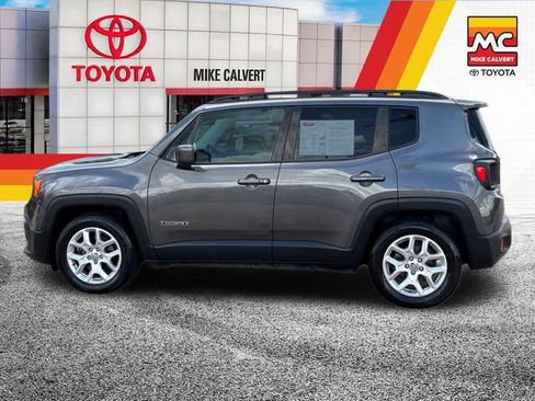 Used 2016 Jeep Renegade Latitude FWD image 2