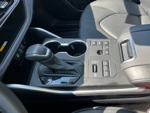 Used 2024 Toyota Highlander XLE image 29