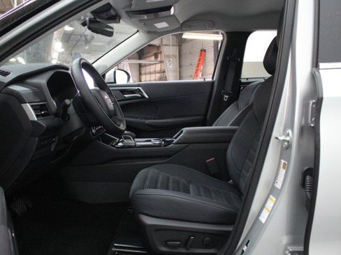 New 2026 Mitsubishi Outlander SE image 6