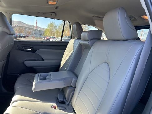 Used 2023 Toyota Highlander XLE image 19