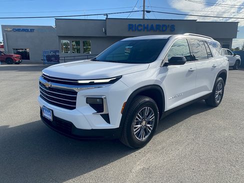 Used 2026 Chevrolet Traverse LT FWD image 8