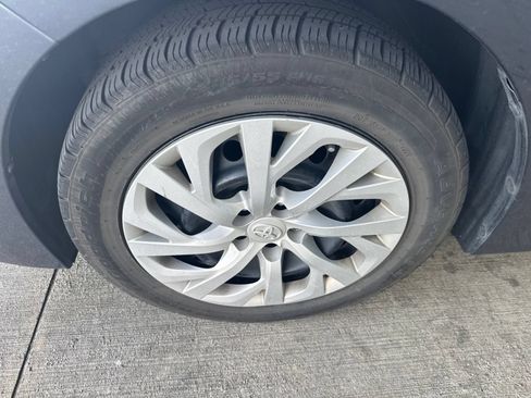 Used 2019 Toyota Corolla LE FWD image 2