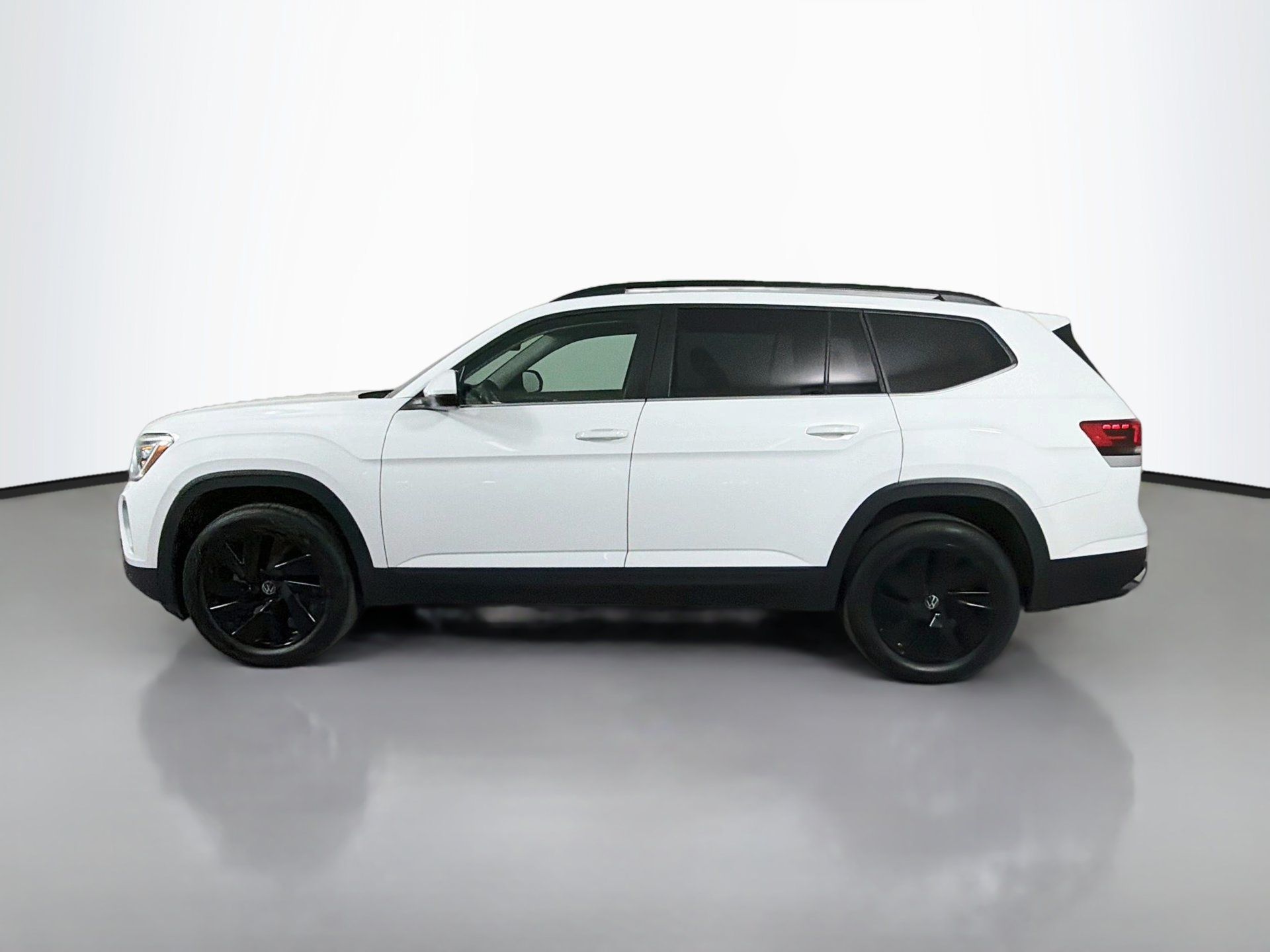 Used 2024 Volkswagen Atlas SE w/ Black Wheel Package FWD image 8