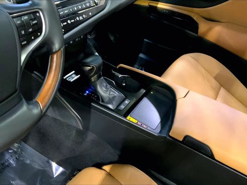 Used 2025 Lexus ES 300h w/ Luxury Package image 16