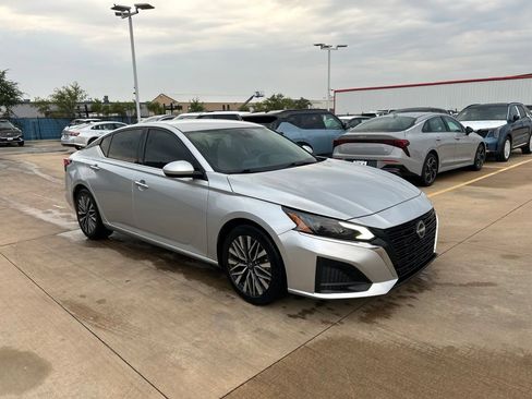 Used 2023 Nissan Altima 2.5 SV FWD image 4