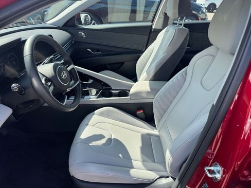 Used 2025 Hyundai Elantra Limited image 27