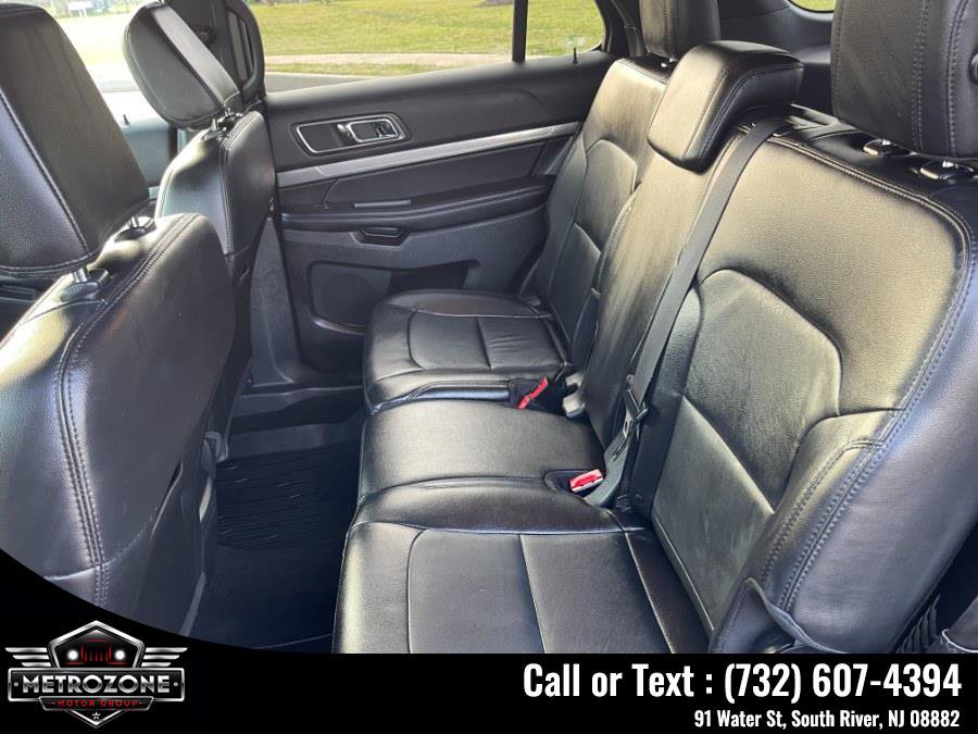 Used 2018 Ford Explorer XLT w/ Equipment Group 202A AWD/4WD image 14