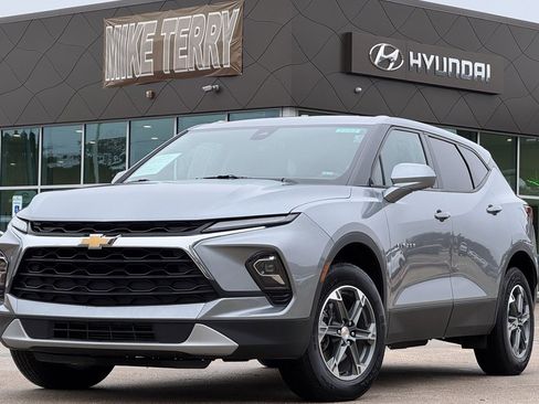 Used 2025 Chevrolet Blazer LT image 1
