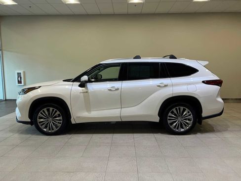 Certified 2020 Toyota Highlander Limited Platinum image 3