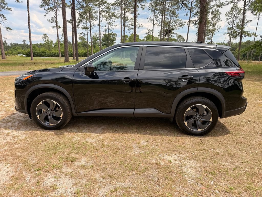 Used 2024 Nissan Rogue SV FWD image 2
