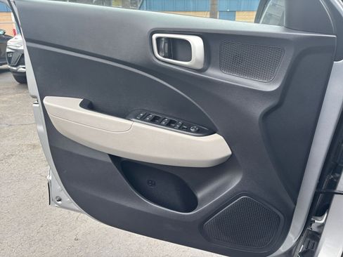 Used 2025 Hyundai Venue SEL FWD image 18