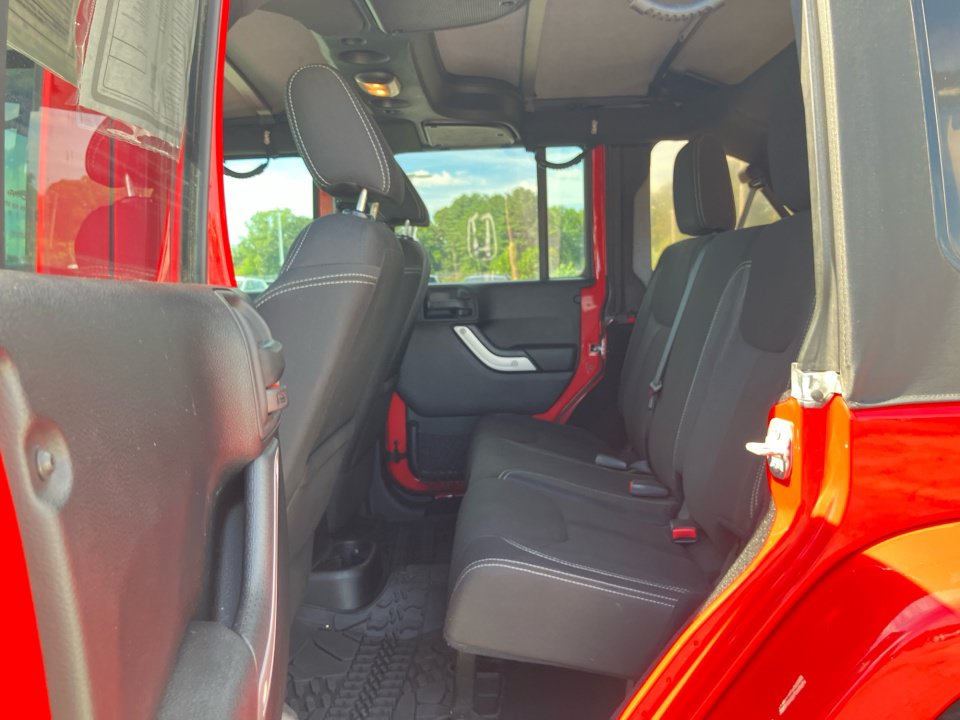 Used 2016 Jeep Wrangler Unlimited Sahara w/ Connectivity Group AWD/4WD image 34