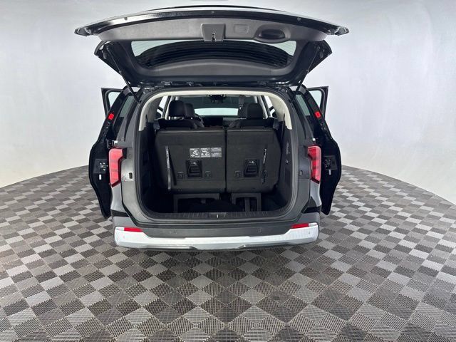 Certified 2025 Kia Carnival FWD image 17