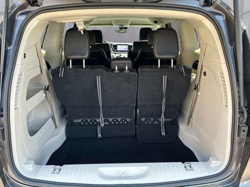 Used 2023 Chrysler Pacifica Touring-L FWD image 13