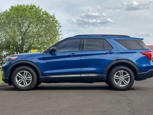 Used 2023 Ford Explorer XLT AWD/4WD image 8