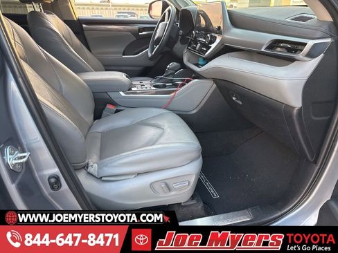 Used 2023 Toyota Highlander Platinum image 3
