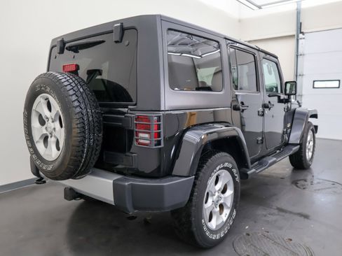 Used 2015 Jeep Wrangler Unlimited Sahara w/ Connectivity Group AWD/4WD image 3