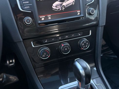 Used 2017 Volkswagen GTI SE image 31