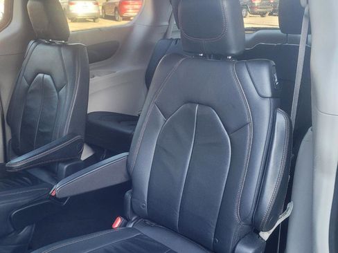 Used 2017 Chrysler Pacifica Touring-L w/ Tire & Wheel Group image 33