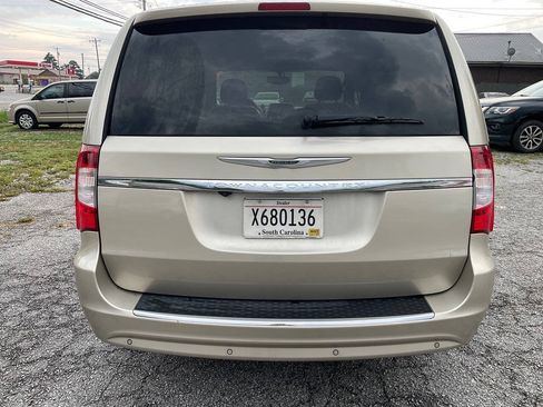 Used 2013 Chrysler Town & Country Touring FWD image 6