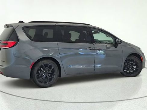 Used 2025 Chrysler Pacifica Limited FWD image 6
