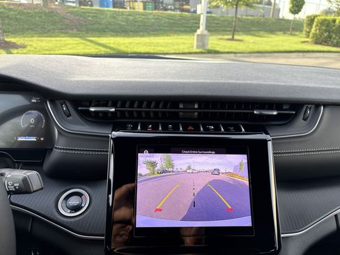 Used 2025 Jeep Grand Cherokee L Laredo image 28