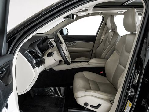 Used 2020 Volvo XC90 T5 Momentum image 3