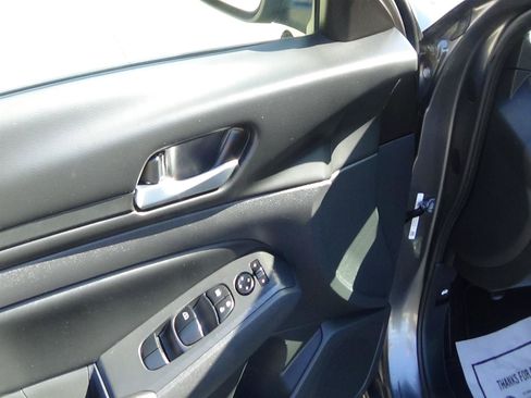 Used 2025 Nissan Altima 2.5 SV FWD image 14