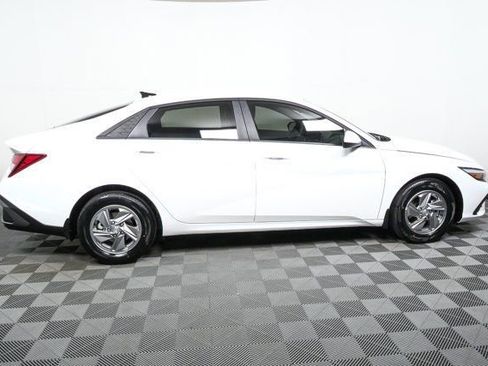 New 2026 Hyundai Elantra SE image 2