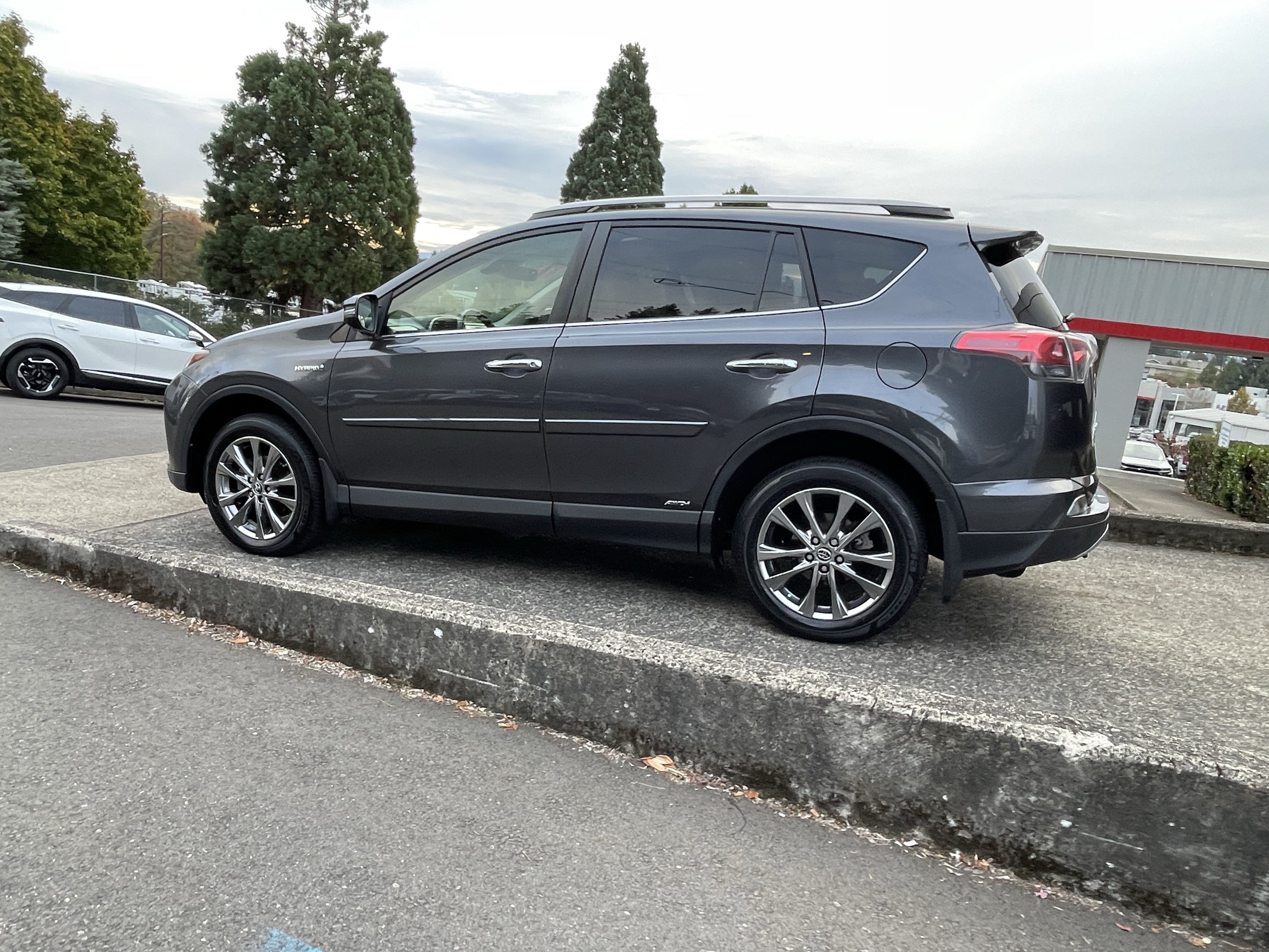 Used 2017 Toyota RAV4 Limited w/ Advanced Technology Package AWD/4WD image 5