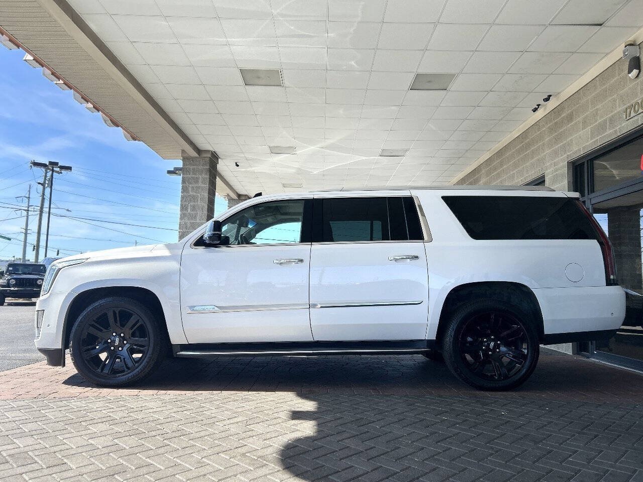 Used 2017 Cadillac Escalade ESV Luxury AWD/4WD image 6