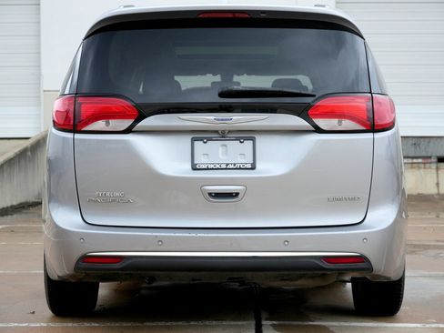 Used 2018 Chrysler Pacifica Limited FWD image 17