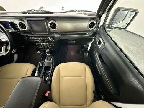 Used 2018 Jeep Wrangler Unlimited Sahara AWD/4WD image 11