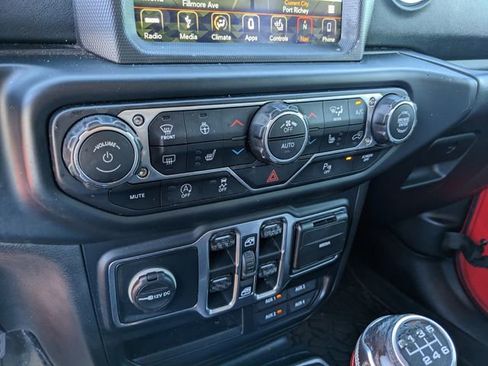 Used 2019 Jeep Wrangler Unlimited Sahara AWD/4WD image 22