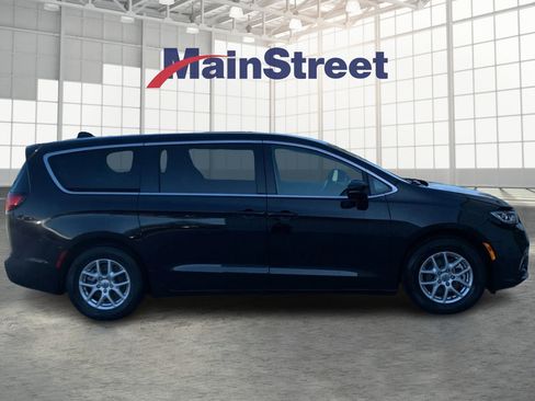 Used 2024 Chrysler Pacifica Touring-L image 6