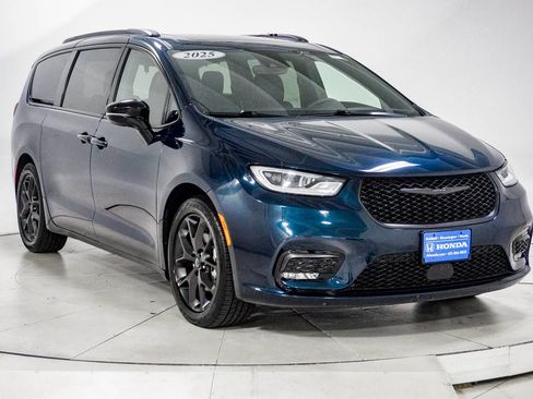 Used 2025 Chrysler Pacifica Limited FWD image 15