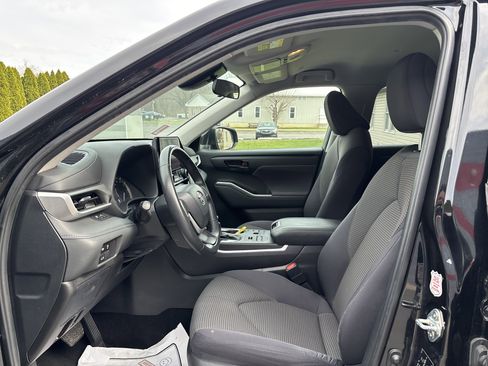 Used 2024 Toyota Highlander LE AWD/4WD image 15