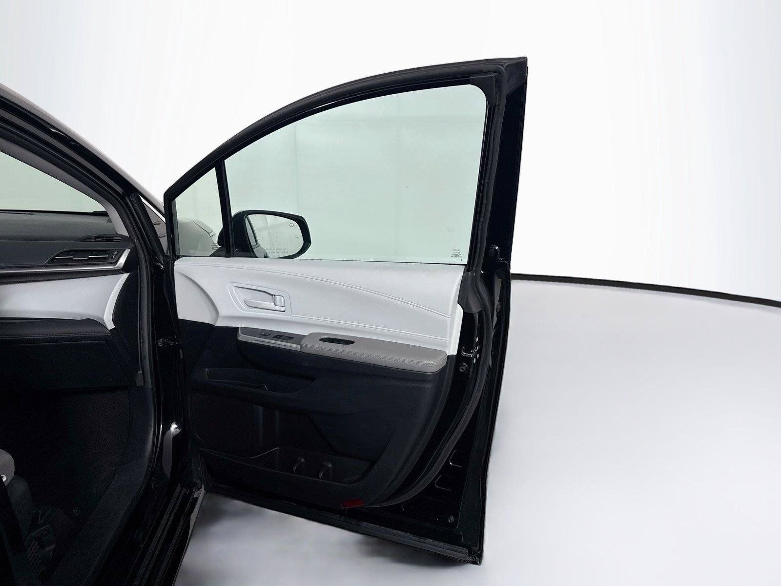 Used 2025 Toyota Sienna LE FWD image 32