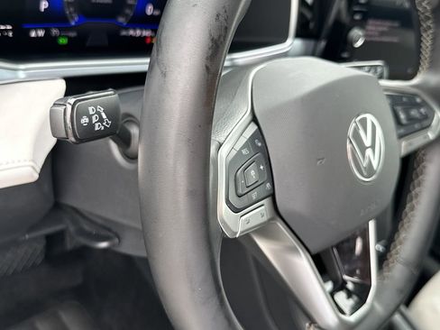 Used 2025 Volkswagen Taos SE FWD image 19