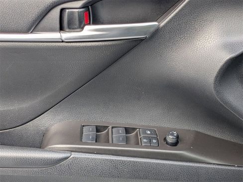 Used 2024 Toyota Camry SE image 14