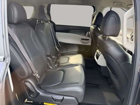 Used 2024 Kia Carnival LX FWD image 21