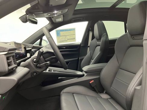 Used 2025 Porsche Macan Electric image 5