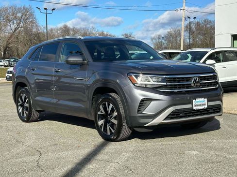 Certified 2022 Volkswagen Atlas Cross Sport SE image 2