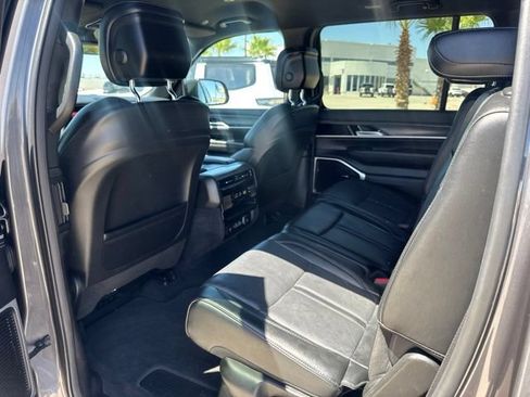 Certified 2023 Jeep Wagoneer Series III w/ Preferred Equipment Group AWD/4WD image 9
