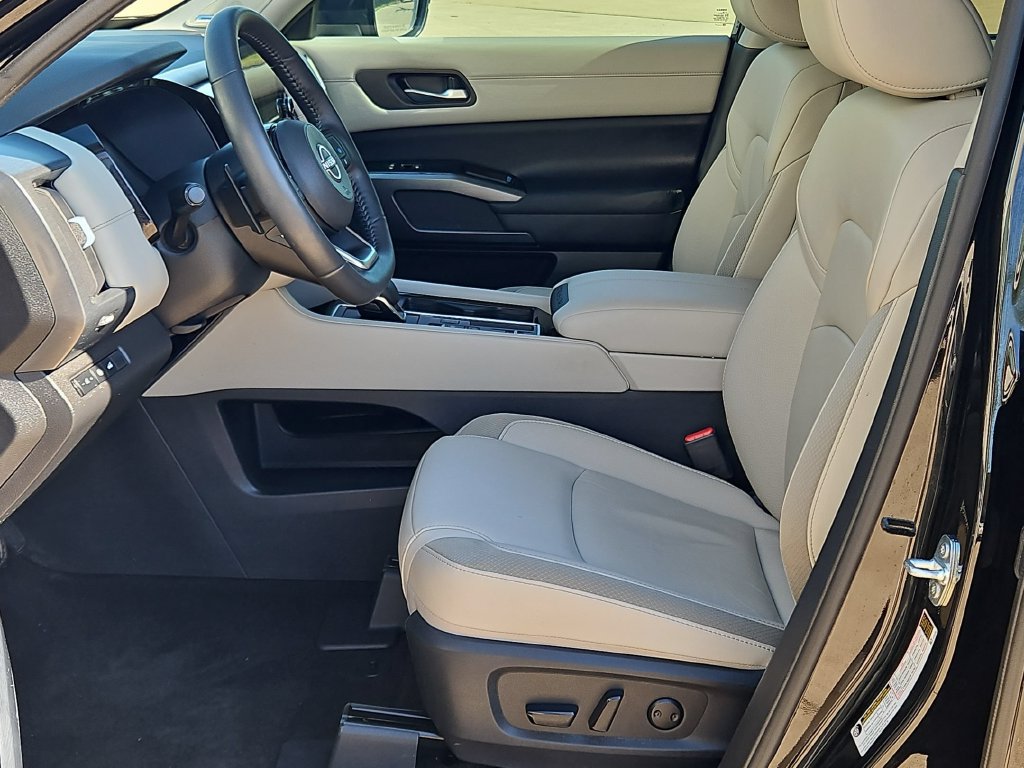 Used 2025 Nissan Pathfinder SL w/ SL Premium Package FWD image 11