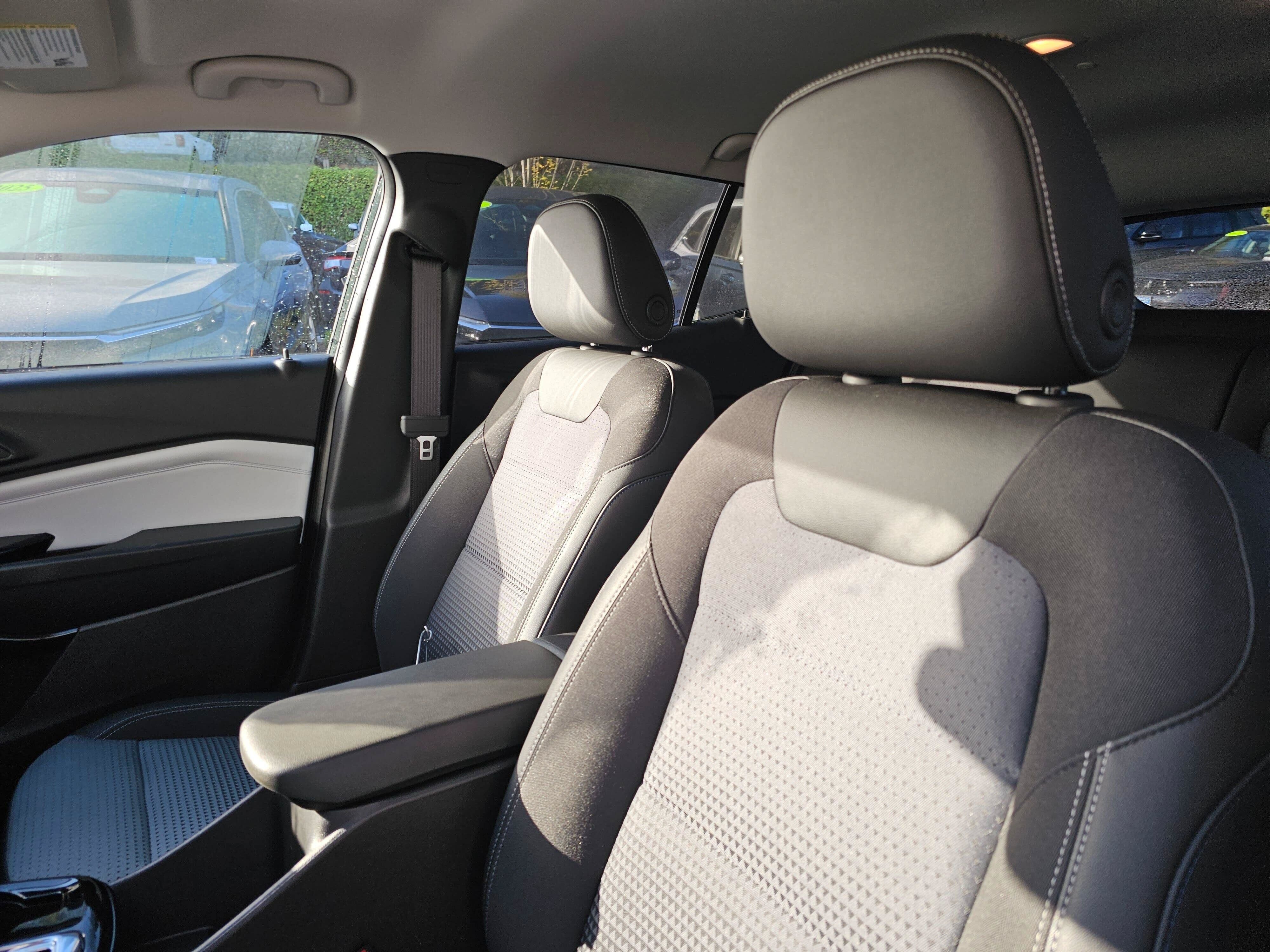 Used 2025 Chevrolet Trax LT w/ LT Convenience Package FWD image 25