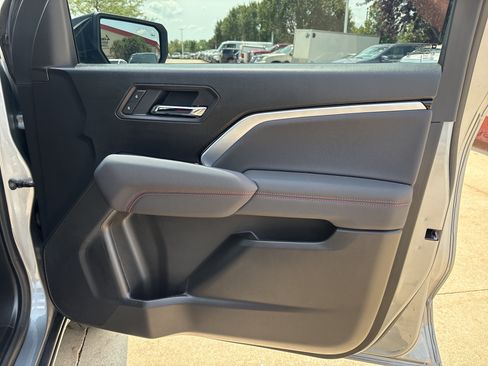 Used 2025 Chevrolet Colorado Z71 w/ Technology Package AWD/4WD image 17